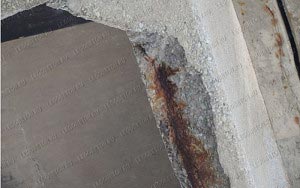финальная стадия коррозии металлической арматуры с разрушением защитного бетонного слоя. Выход ржавчины на поверхность бетона. Потеря несущей способности балки.