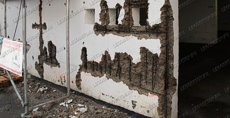 финальная стадия коррозии металлической арматуры в несущей стене с разрушением защитного бетонного слоя. Частичная потеря несущей способности стены с необходимостью дорогостоящей реконструкции. Отсутствие фиксаторов защитного слоя арматуры при строительстве.