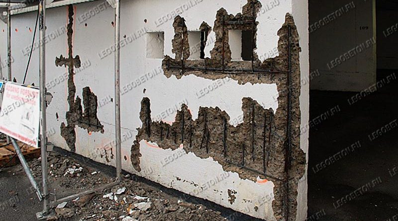 финальная стадия коррозии металлической арматуры в несущей стене с разрушением защитного бетонного слоя. Частичная потеря несущей способности стены с необходимостью дорогостоящей реконструкции. Отсутствие фиксаторов защитного слоя арматуры при строительстве.